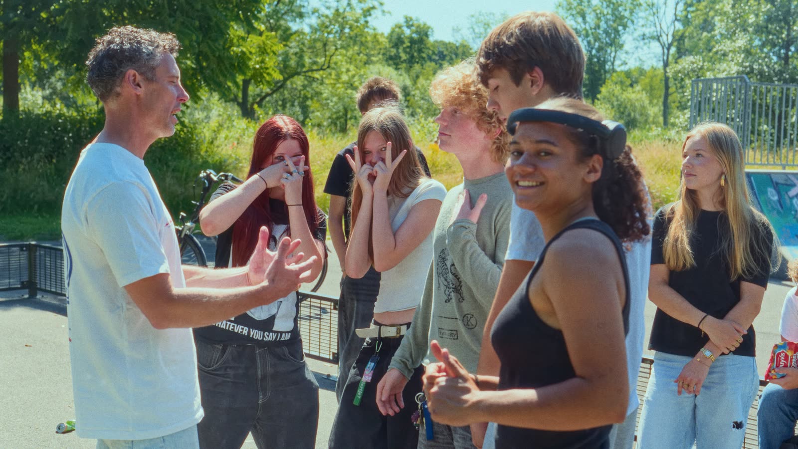 Een straatgesprek met een groep jongeren, met de TESTIMONY-microfoon