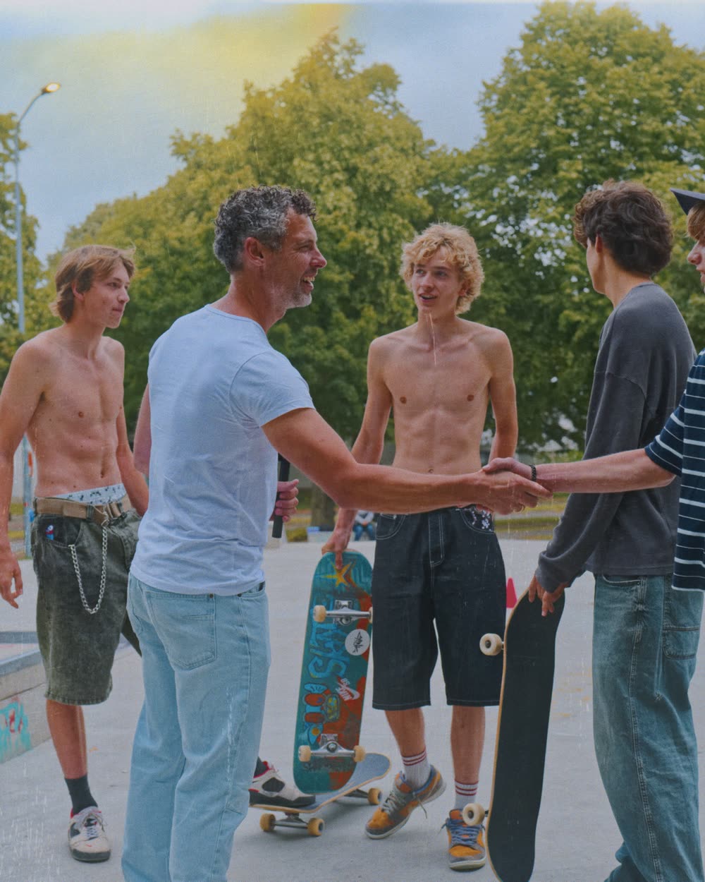 Vier jongens bij het skatepark